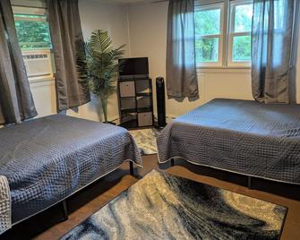 2 Bedroom, Sleeps 8-10, Close To Penn State, Stadium And Downtown! Hot Tub! - State College - Bedroom