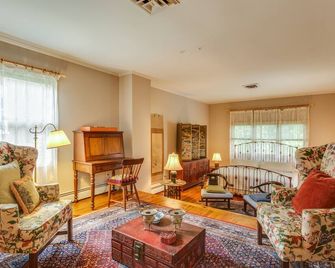 Cope Foster - King room | Downtown Cville! - Charlottesville - Living room