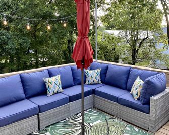 Blue Door: Walk to Avondale, Dog-Friendly w Yard - Birmingham - Balcony