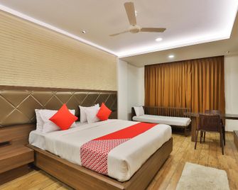 OYO 22254 Hotel Royal Square - Nadiād - Bedroom