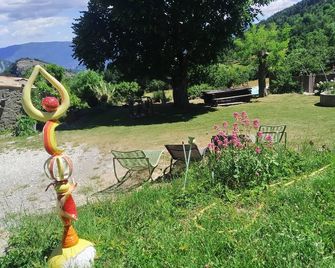 Bed and breakfast in a yurt between forest and meadow. - Sausses - Patio
