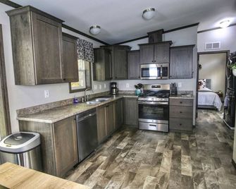 The Hein Cottage-Beautiful 2 bedroom hideaway in the heart of DC - Sturgeon Bay - Kitchen