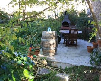 Character building on large wooded grounds with private garden. - Ornaisons - Patio