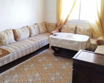 Cozy Downtown Apartment - Bouznika - Salon