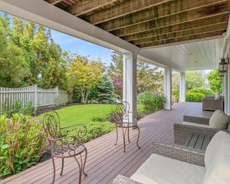 West End 2 BR 2 BA with bonus queen sleep sofa, private farmers porch & parking - Provincetown - Patio