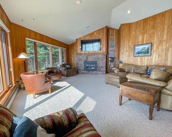 Stone Arch- Entire Large Home On Unique Lake Superior Shoreline - Grand Marais - Wohnzimmer