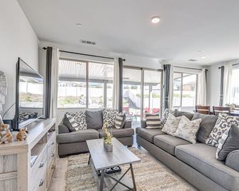 Pool & Yard: Luxe Beaumont Getaway! - Beaumont - Sala de estar
