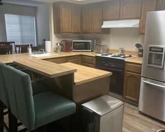 Spacious, cozy, quiet, safe, & lovely place to stay! Great location! - West Sacramento - Kitchen