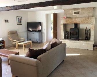 St-Antoine-Cumond 3 house with swimming pool 3km from Aubeterre sur Dronne - Saint-Privat-en-Périgord - Sala de estar