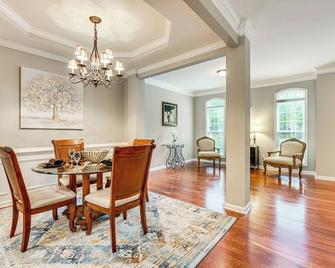 3 Mi to Avalon Townhome with Balcony in Alpharetta! - Alpharetta - Dining room