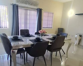 Villa Sleeps 8 with Sea View Garden - Priory - Comedor