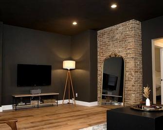 Premium accommodations for up to 4 people in the heart of Downtown Greensburg - Greensburg