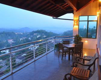 Amaara Sky Hotel Kandy - קאנדי - מרפסת