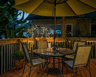 Anchor Inn Nsb Bed And Breakfast - New Smyrna Beach - Binnenhof