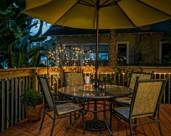 Anchor Inn Nsb Bed And Breakfast - New Smyrna Beach - Innenhof