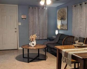 Charming 2-bedroom apartment in the heart of bakersfield - Bakersfield - Salon