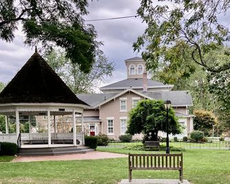 Cozy Cape Cod house in beautiful Village of Lewiston, NY near the Niagara River - Lewiston - Building