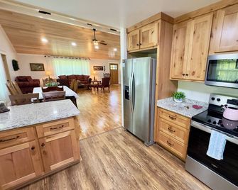 Grandpa's farmhouse at Price Pond - Bryant - Kitchen