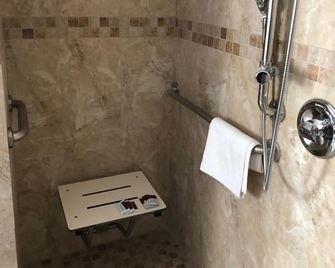 American Inn Ontario - Ontario - Bathroom