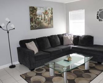 3/2 Modern Valrico Entire Home. Pet-Friendly! - Valrico - Sala de estar