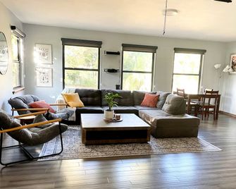 Pondside Retreat at Flitterbug Farm - 3br/2ba - Dog Friendly - LaBelle - Wohnzimmer