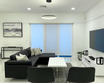 Across the Ocean few steps to beach contemporary three Bedroom townhouse - Pompano Beach - Vardagsrum