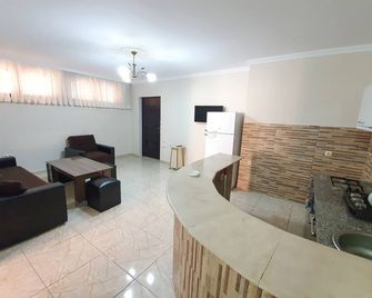 Couple Friendly Apartment with Private Parking - Batum - Oturma odası