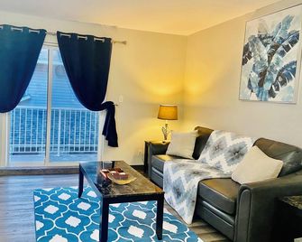 Grande Prairie 2 Br/1 Bath/Furnished/Patio & Bbq/24 Hrs Scrty Camera/Free Prking - Grande Prairie - Living room
