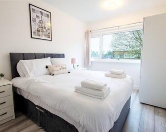 Stylish 2br Retreat - Near Station, Free Parking - New Malden - Bedroom