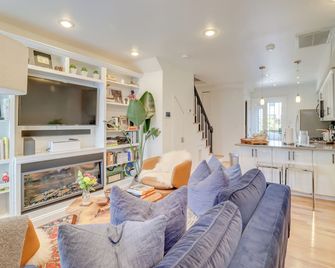 2 Mi to National Mall Stunning Townhome with Patio! - Washington, D.C. - Wohnzimmer