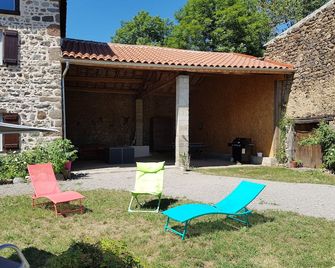 Discover the Auvergne in a quiet village in Haute Loire - La Chomette - Patio