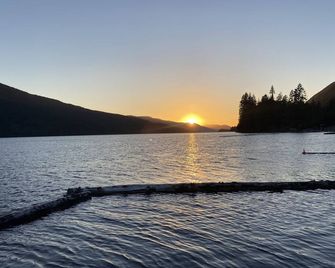 Lakefront -W- Hot Tub 100+yr Old Railway Cottage - Youbou