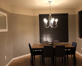 Modern Luxury Living, relax and enjoy your stay! - Rancho Cordova - Dining room