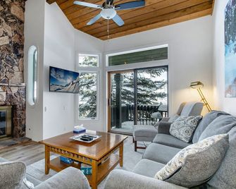 82 Ridgepoint Townhomes - Avon - Pokój dzienny