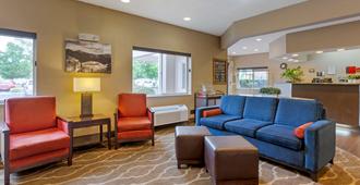 Comfort Inn South - Medford - Living room