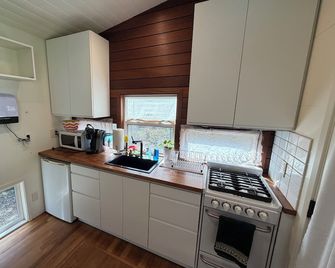 Charming Tiny House Retreat - Олімпія - Кухня