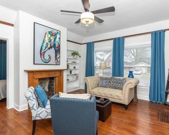 Bungalow @ Broad Ripple! Next to Monon and BR Ave! - Indianapolis - Salon