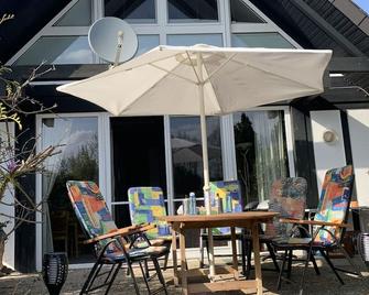 Vacation home with large garden and terrace - Bühlerzell - Patio