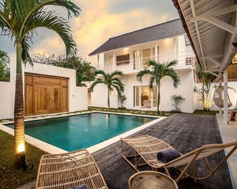 A Casa Di Renucci by Alfred in Bali - Brand New Stunning 5BR Villa Near Seminyak Beach - Kuta - Pool