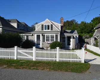 Quaint & Cozy Downtown Chatham Home, Walk to Town and Beaches - Chatham - Building