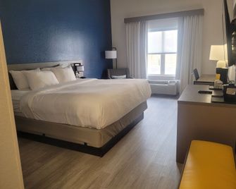 Comfort Inn & Suites Dothan Northside Plaza - דותן - חדר שינה