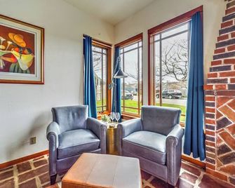 Skydeck ZigZag Suite - Cozy Digs, 1st Fl, Dog / Pet Friendly! - McKinleyville - Sala de estar