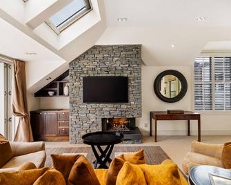 Ben Lomond 3 -Top-floor lakeshore apartment - Queenstown - Living room