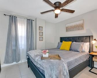 Hip Urban Getaway Next To Downtown, With Firepit, 3 Bedrooms, Sleeps 6 - Tampa - Chambre