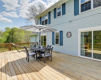 Chic Nashville-Area Retreat w/ Private Pool! - Kingston Springs - Balcón