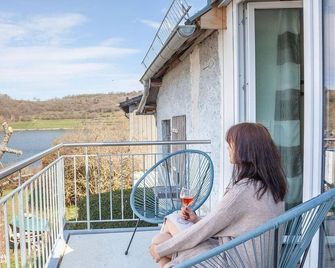 Hayloft with balcony and view of the Maar for 1-2 persons. - Hof Krebs, vacation apartments - Schalkenmehren - Balkon