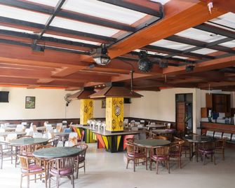 RedDoorz Plus @ Cibogo Puncak 3 - Megamendung - Restaurant