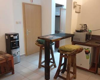 Charming 1-BR Apmt in quiete & pleasant Fumba Town in Zanzibar next to a Creek! - Fumba - Jadalnia