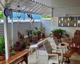 Quaint bungalow overlooking the Caribbean. A short 8 minute walk to Baby Beach - Sint Nicolaas