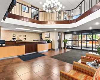 Comfort Inn Metro Airport - Romulus - Front desk